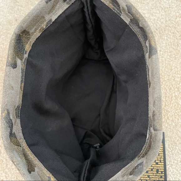 Leather make up bag with snap closure - Picture 6 of 7